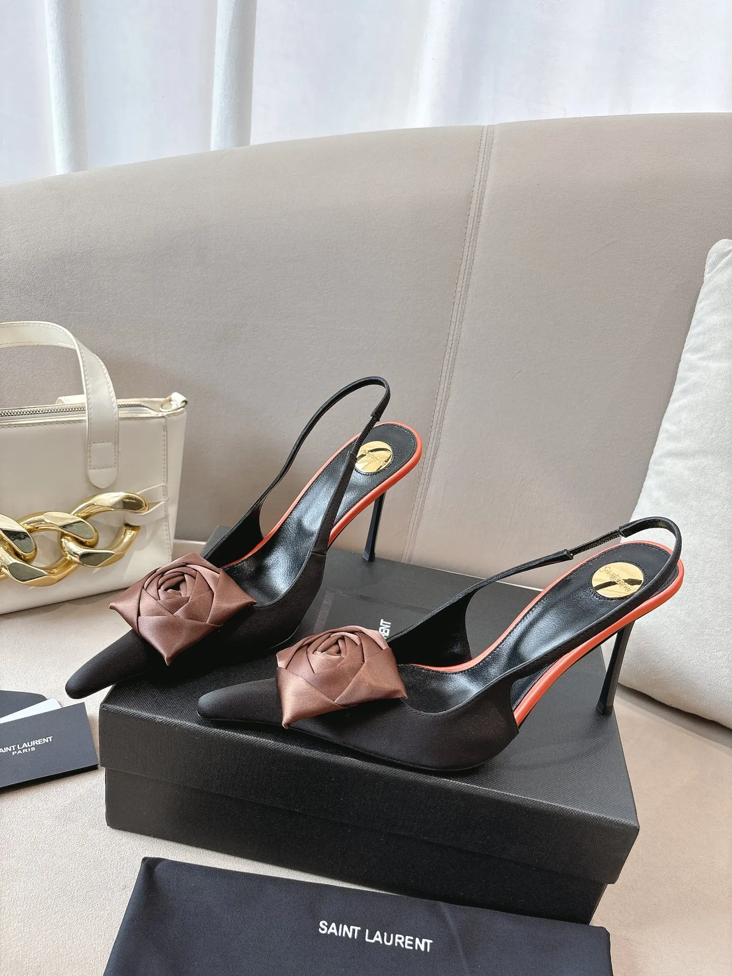 👟👟Ex-factory price 680👟👟 Saint Laurent ysl 25ss/autumn and winter ready-to-wear flower series catwalk style high heels. The toe and contrasting color design make the final effect quite impressive. The different colors are also very beautiful. Straight heels, curved heels, with flowers, and without flowers can be selected. Only YSL understands women’s hearts best and does not accept refutation. It is a super invincible feminine artifact, a must-have for women (z-brand full-body customization, own molded hardware accessories, perfect consistency) ✔ Upper: imported cow patent leather ✔ Inner lining: imported 🐑 goat leather ✔ Sole: imported genuine leather outsole ✔ Heel height: 10.5cm ✔ Size: 36-39 (40, 41, 42 can be customized and non-returnable) Flower style (full set of packaging)